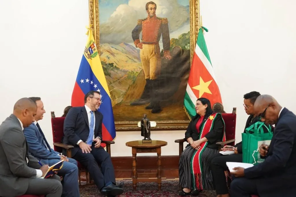 Ambassadeur García-Elias overhandigt kopie geloofsbrieven in Venezuela