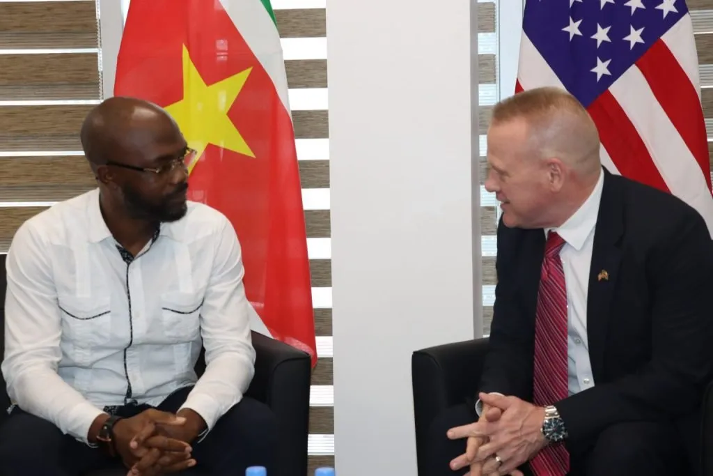 Amerikaanse zaakgelastigde brengt bezoek aan minister Misiekaba