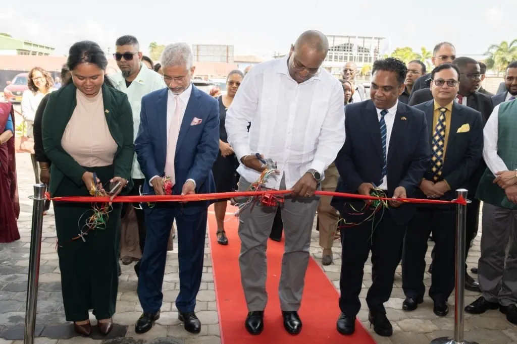Suriname en India versterken partnerschap met overdracht fruitverwerkingsinstallatie