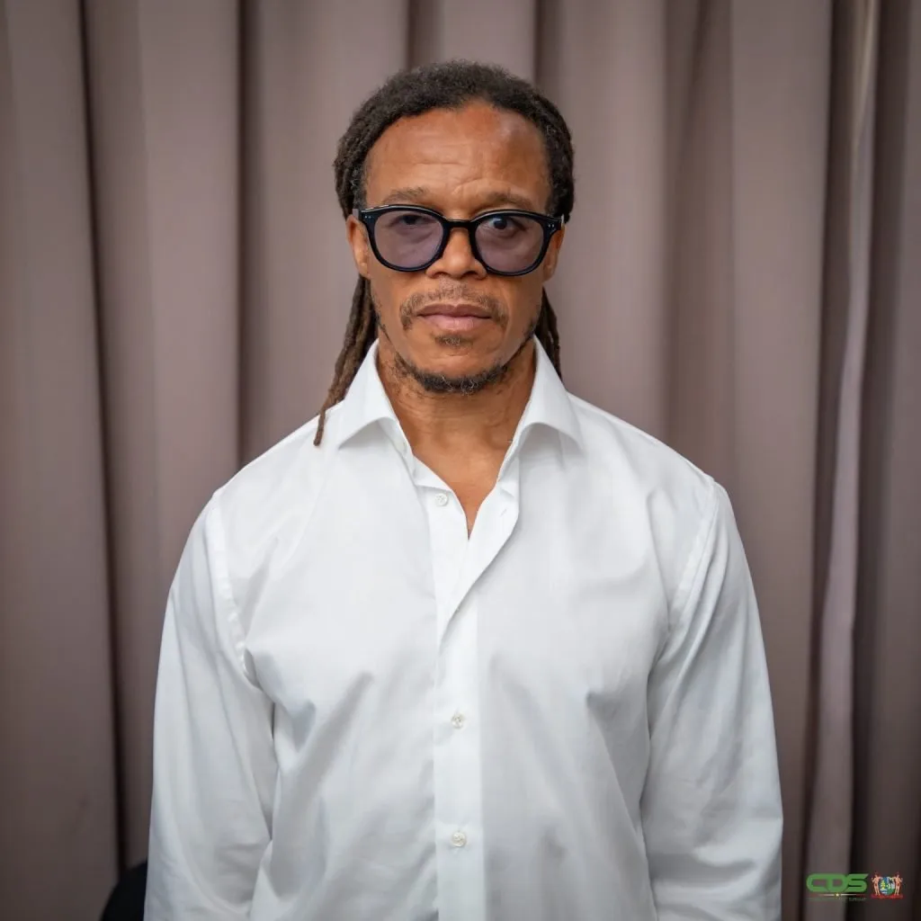 Ex-profvoetballer Edgar Davids brengt beleefdheidsbezoek aan president