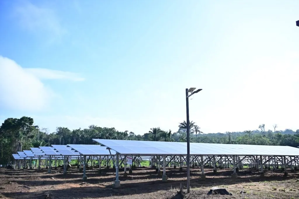 Zonne-energieproject voorziet groot deel Boven-Suriname van 1×24 uur stroom