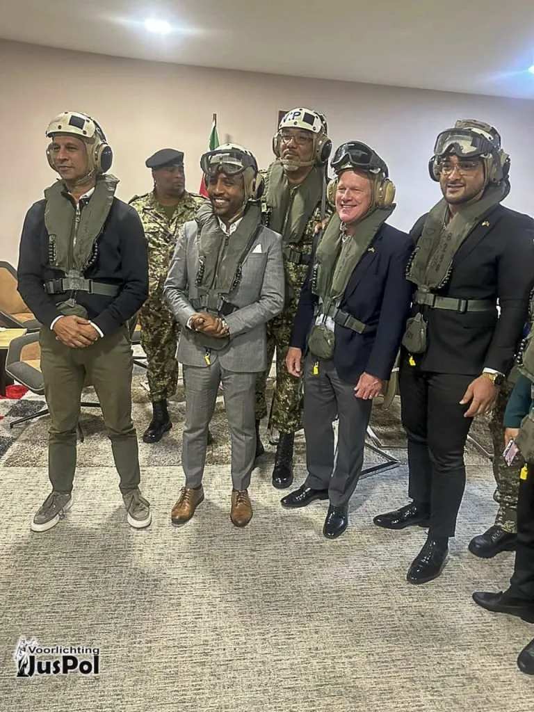 Ministers en militaire top bezoeken USS Nimitz in Surinaamse wateren