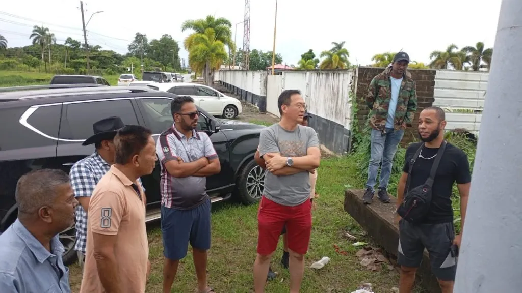 Minister Stephen Tsang bezoekt door wateroverlast getroffen gebieden