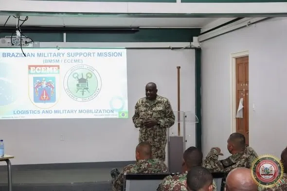 Braziliaanse instructeur houdt presentatie over Mobilisatie en Strategische Logistiek