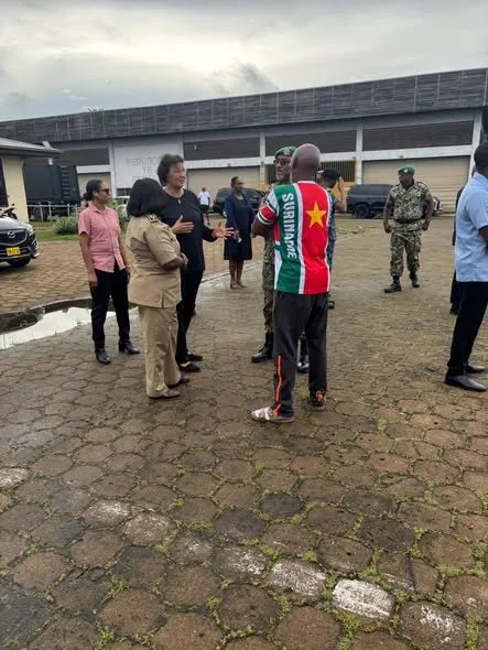 President inspecteert schoolmeubilair bestemd voor scholen in het binnenland en Paramaribo