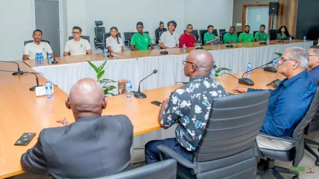Donaties schoolmeubilair versterken onderwijsinstellingen in Suriname